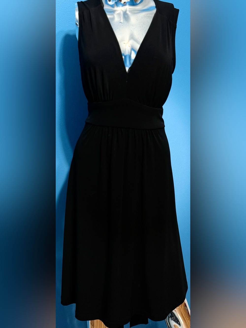Liz Lange Black Sleeveless V-Neck Midi Dress